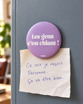 Magnet Muisti « Les gens c’est chiant » tenant un petit mot dans une scène du quotidien.