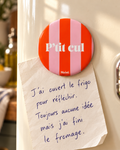 Magnet Muisti « P’tit cul » en gros plan sur un réfrigérateur ivoire, tenant un mot manuscrit.