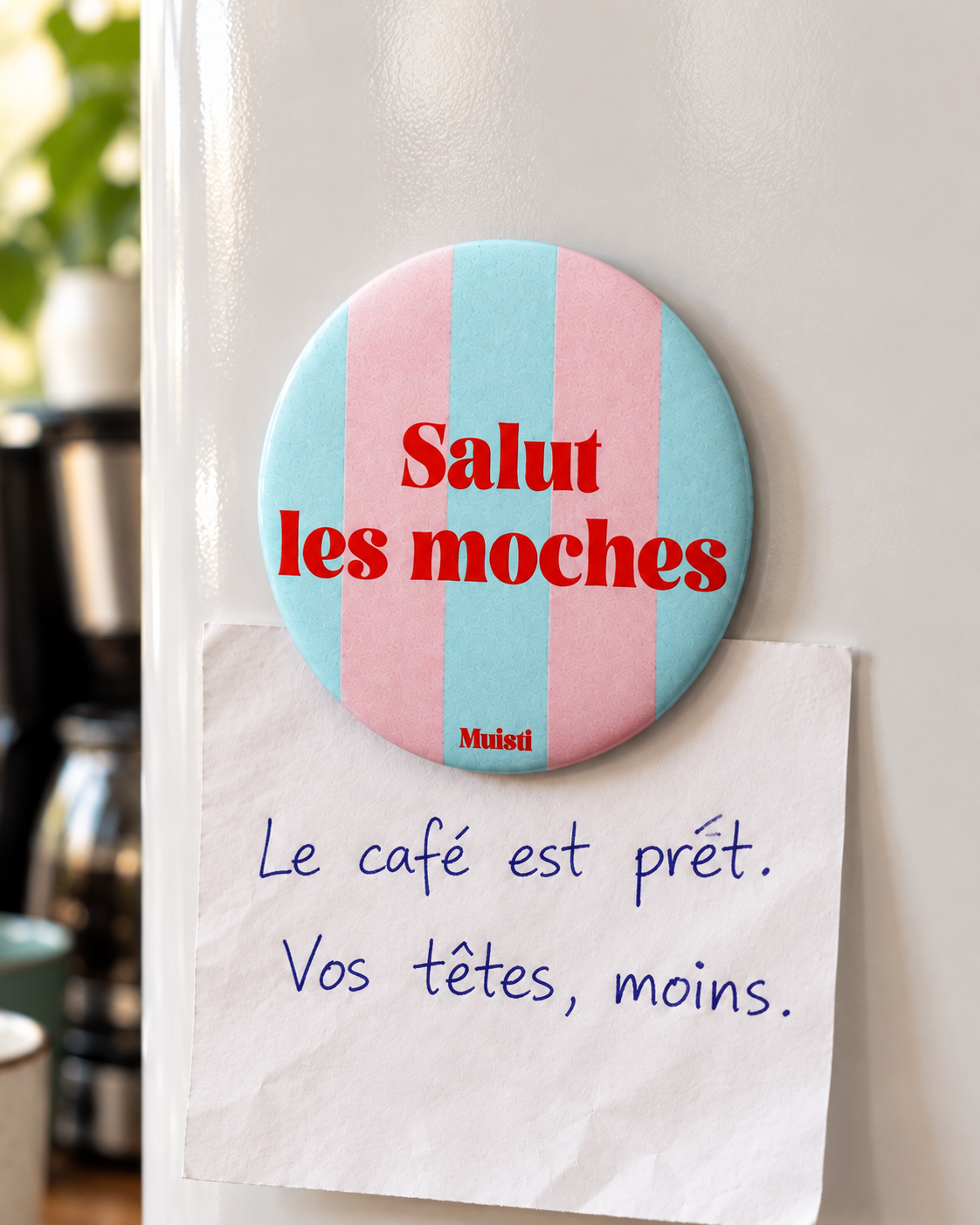Magnet Muisti « Salut les moches » tenant un petit mot dans une scène du quotidien.