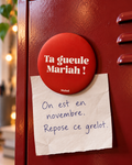 Magnet Muisti « Ta gueule Mariah ! » tenant un petit mot dans une scène du quotidien.