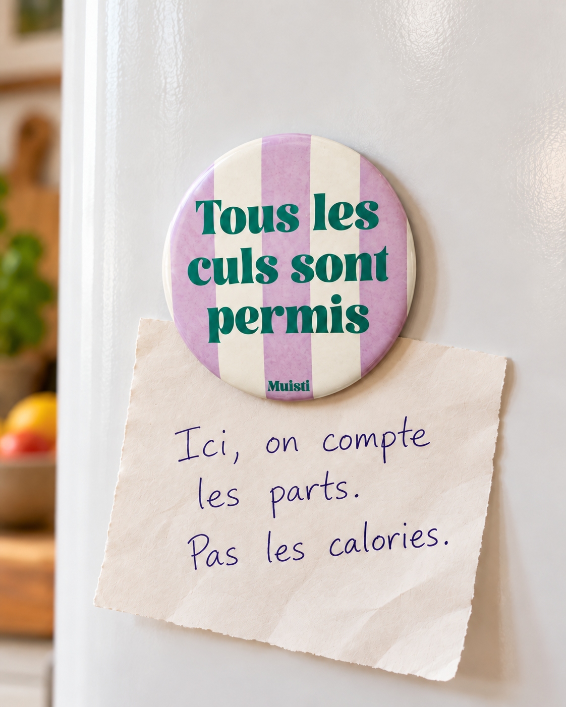 Magnet Muisti « Tous les culs sont permis » tenant un petit mot dans une scène du quotidien.