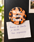 Magnet Muisti « Wife. Mom. Boss. » tenant un petit mot dans une scène du quotidien.