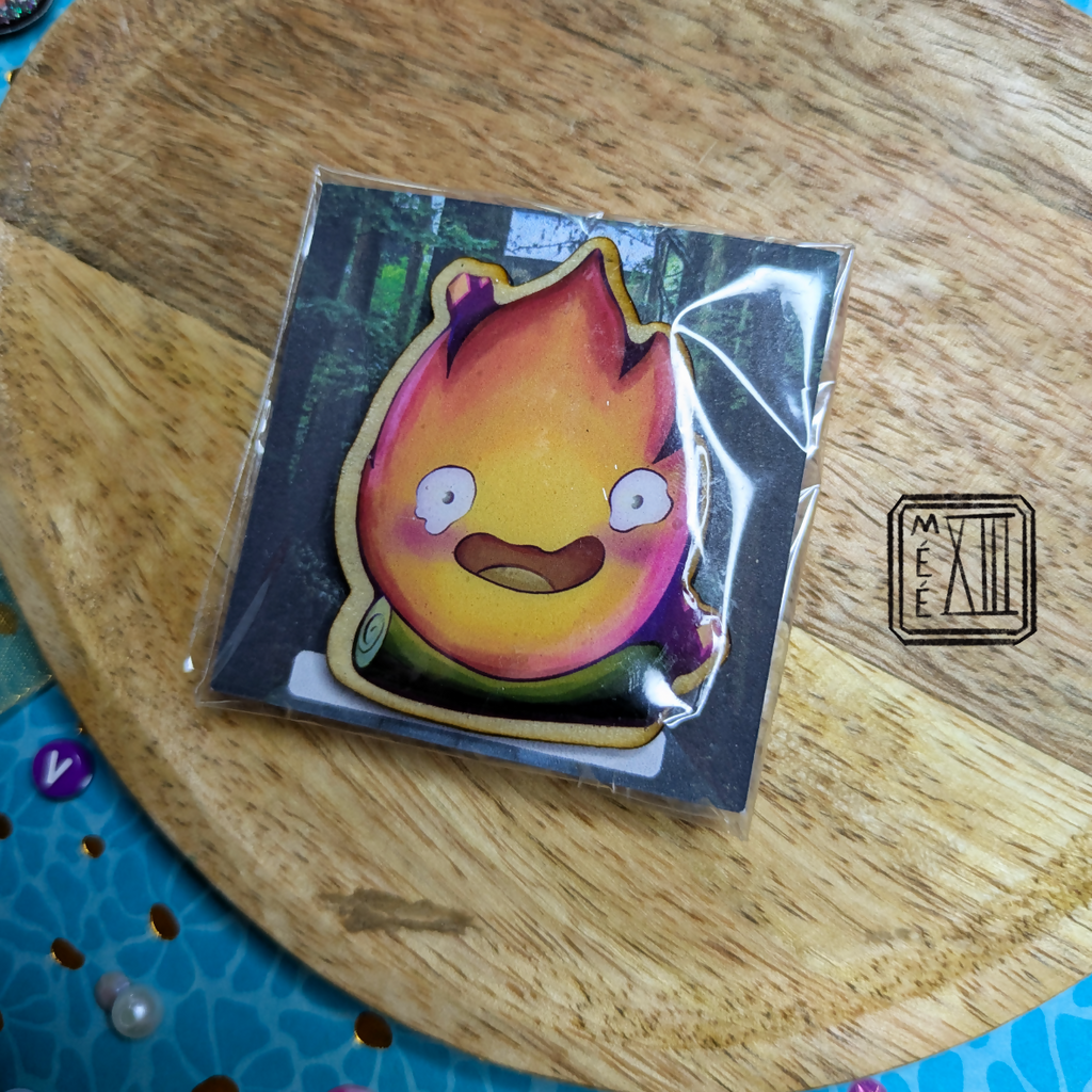 Pin's en bois artisanal flamme vivante