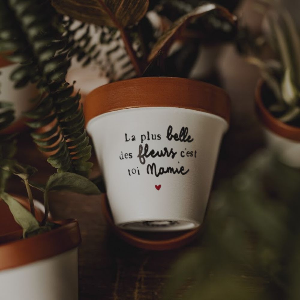 pot de fleur mamie cadeau fête des grands-mères joli pot fait main pot artisanal français pot terracotta cadeau grand-mère pot personnalisé fleuriste concept store cadeau poétique pot de fleur original pot décoratif plantes succulentes cadeau mamie fait main cadeau femme cadeau familial slow déco cadeau émotion pot message d’amour décoration maison made in France cadeau tendre cadeau artisanal pot maman mamie fleur