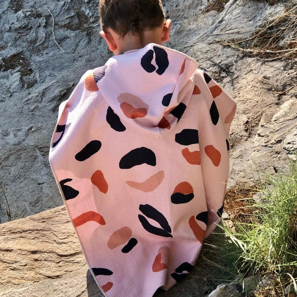 poncho de plage enfant beige à motif léopard anti sable