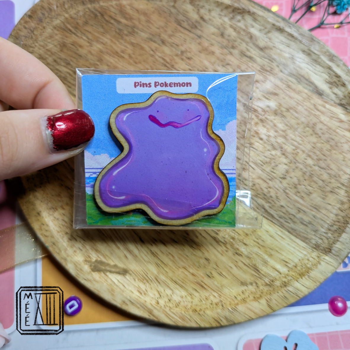 Pin's en bois artisanal petit monstre changeforme