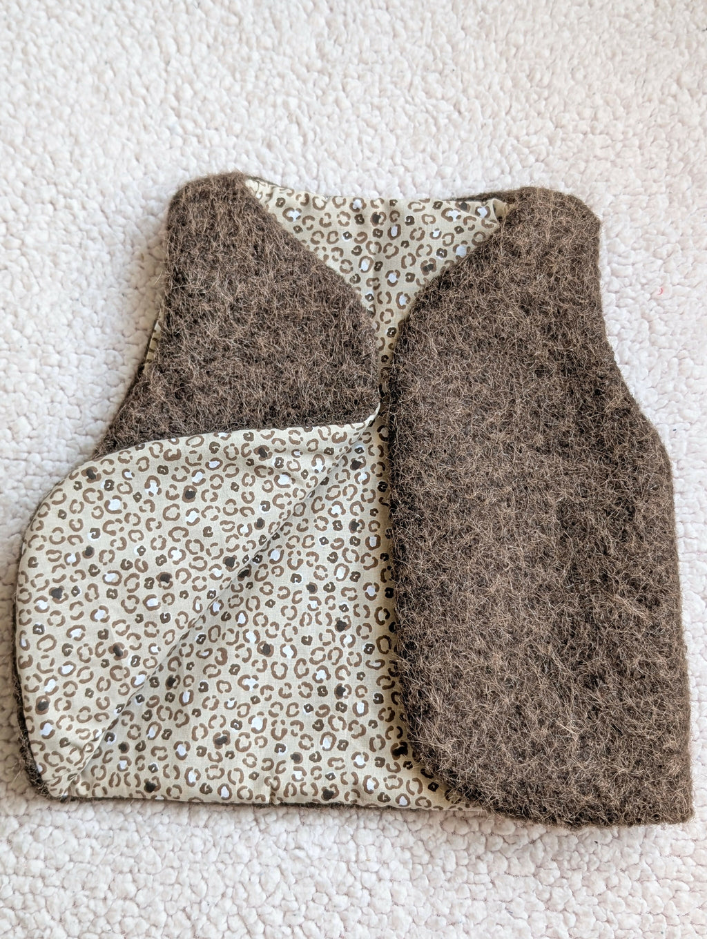 Gilet de berger réversible 18 mois 3 ans bouclette beige et léopards nature