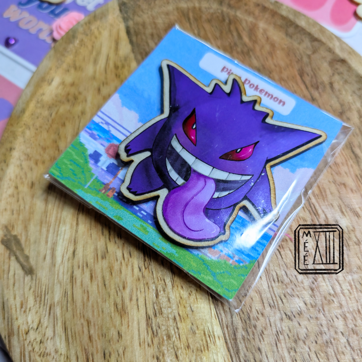Pin's en bois artisanal petit monstre violet spectre