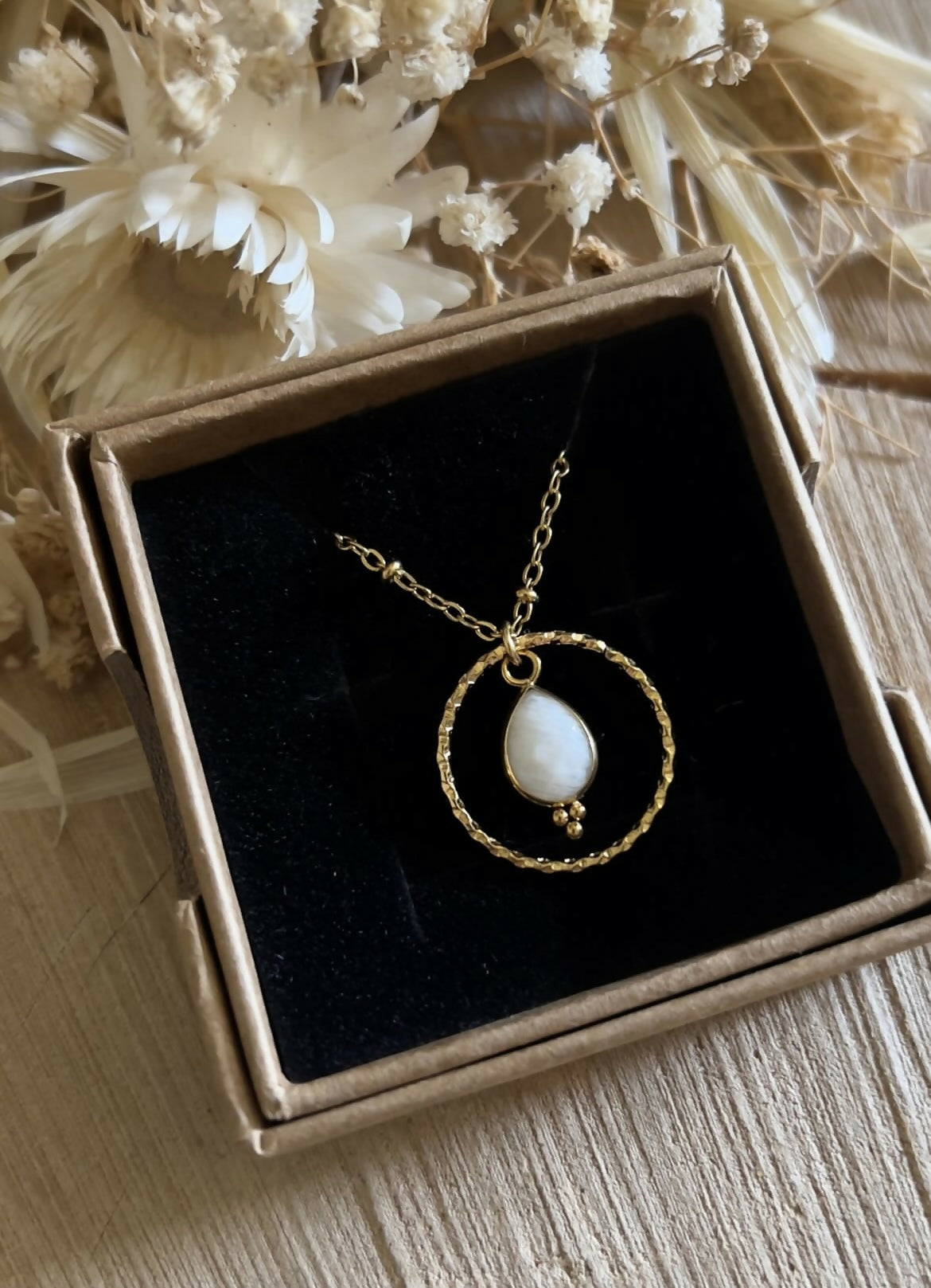 Collier cercle + goutte blanche en pierre de lune