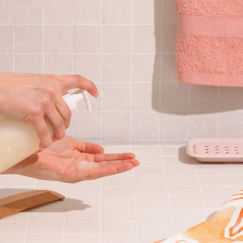 Shampoing en poudre qui devient liquide