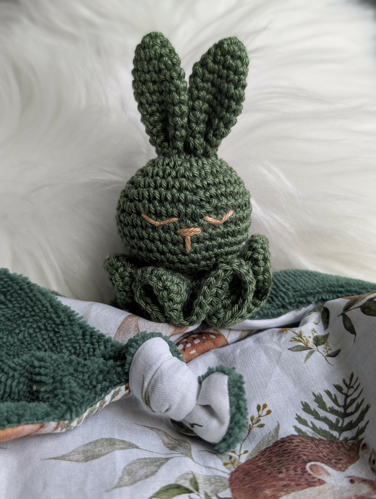 Doudou lapin vert animaux de la forêt