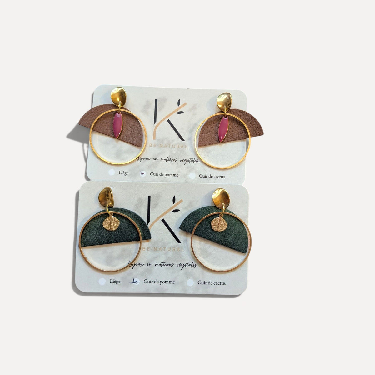 Boucles d'oreilles demi lune cuir de pomme et breloques