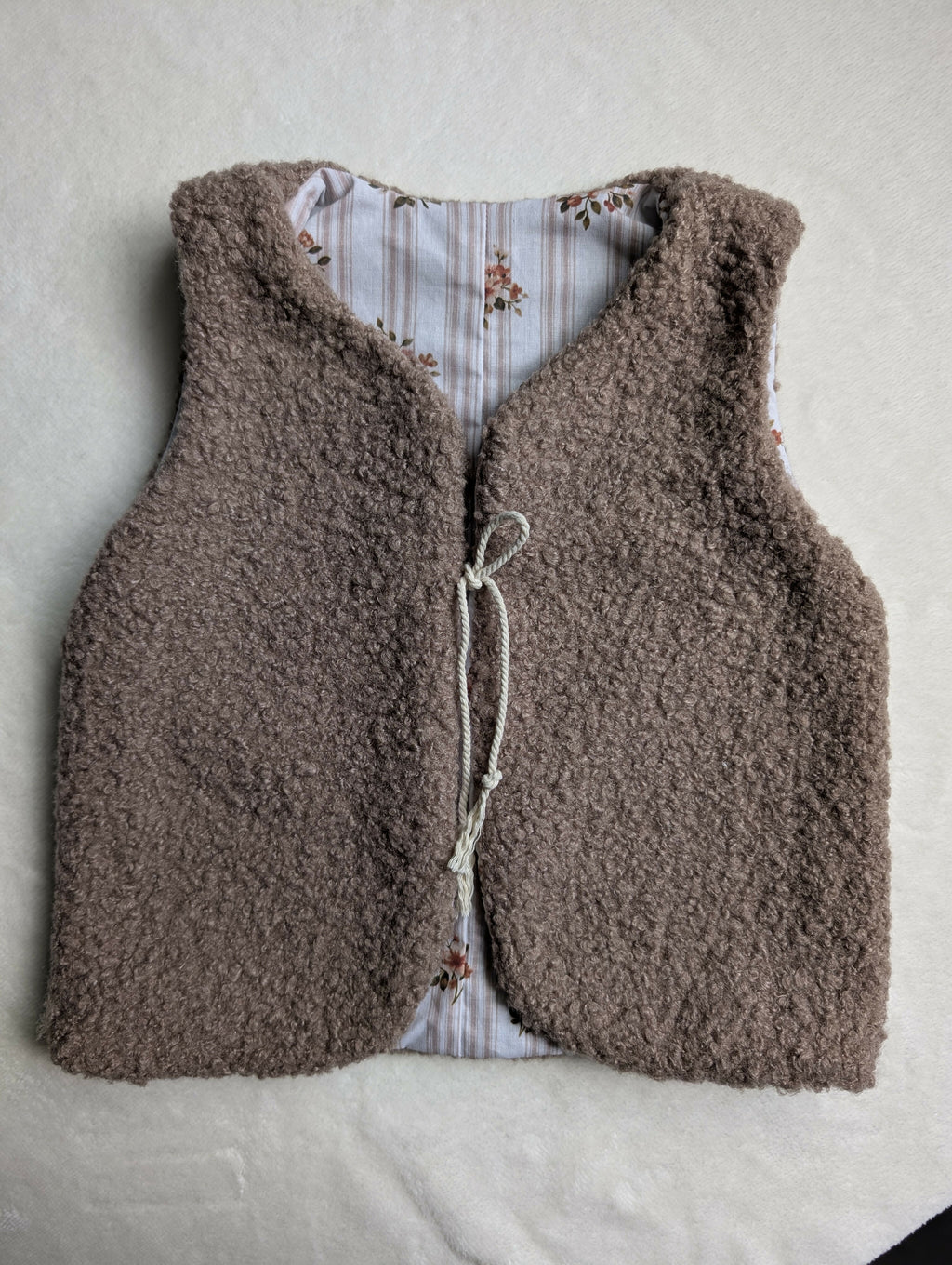 GILET DE BERGER 4-6 ans Bouclettes beige bouquet de fleurs